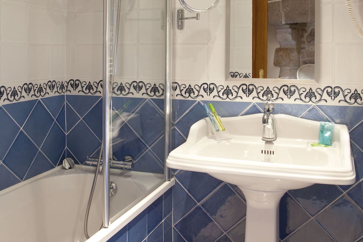 eco-friendly toiletries, hair dryer, towels