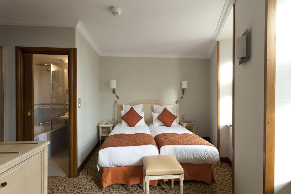 Phòng (Annex Building - Many stairs) | Bộ đồ giường cao cấp, minibar, két bảo mật tại phòng, bàn