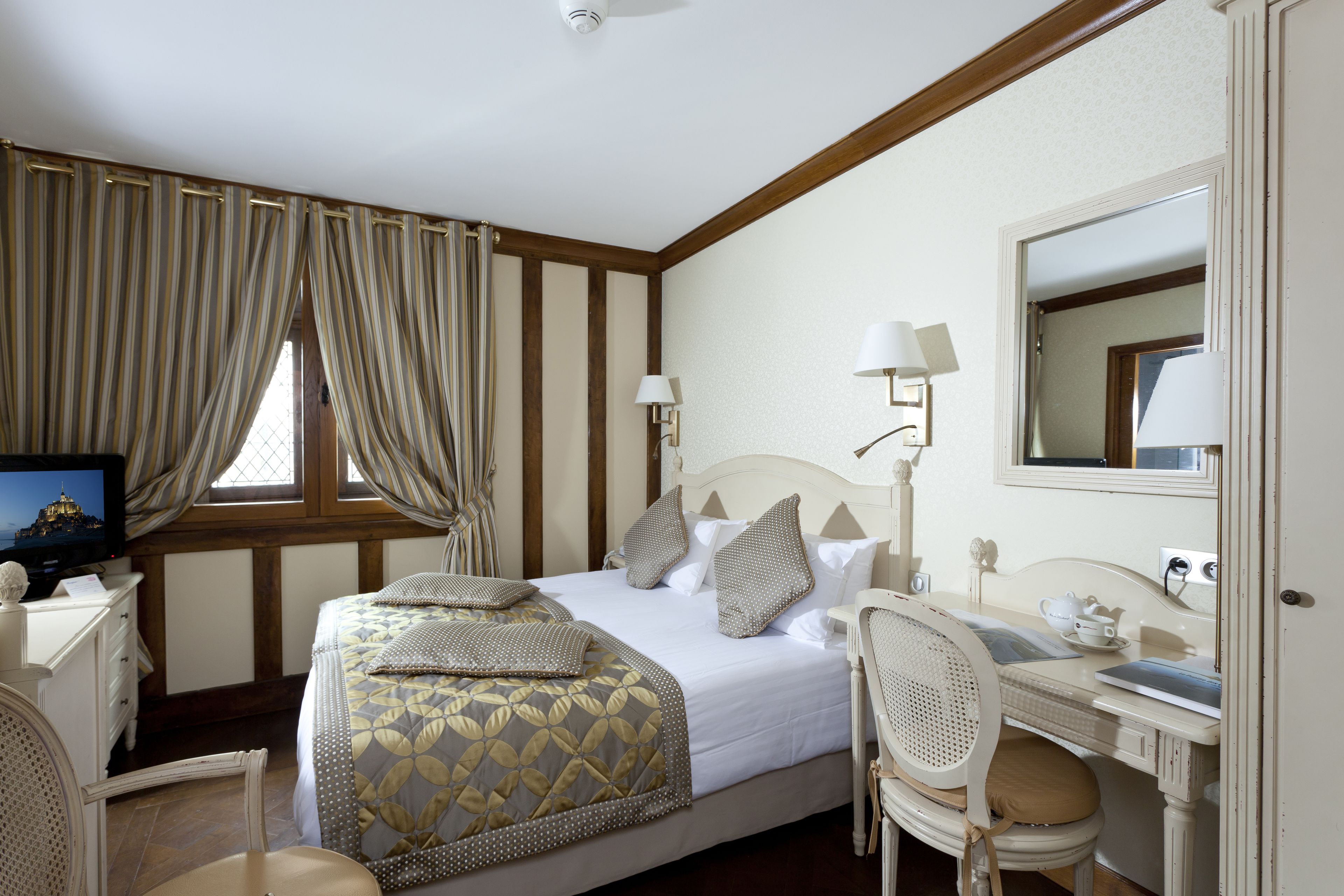 standard room | premium bedding, minibar, in-room safe, desk