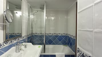 Articles de toilette écologiques, sÚche-cheveux, serviettes fournies