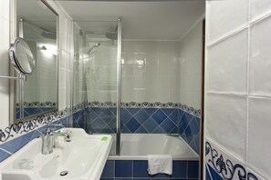  milieuvriendelijk toiletgerief, een haardroger, handdoeken