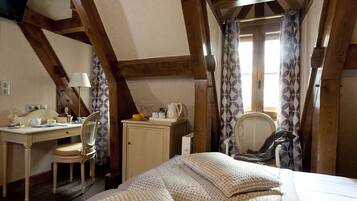 Une chambre à coucher comprenant un lit, un bureau, une chaise et une armoire.