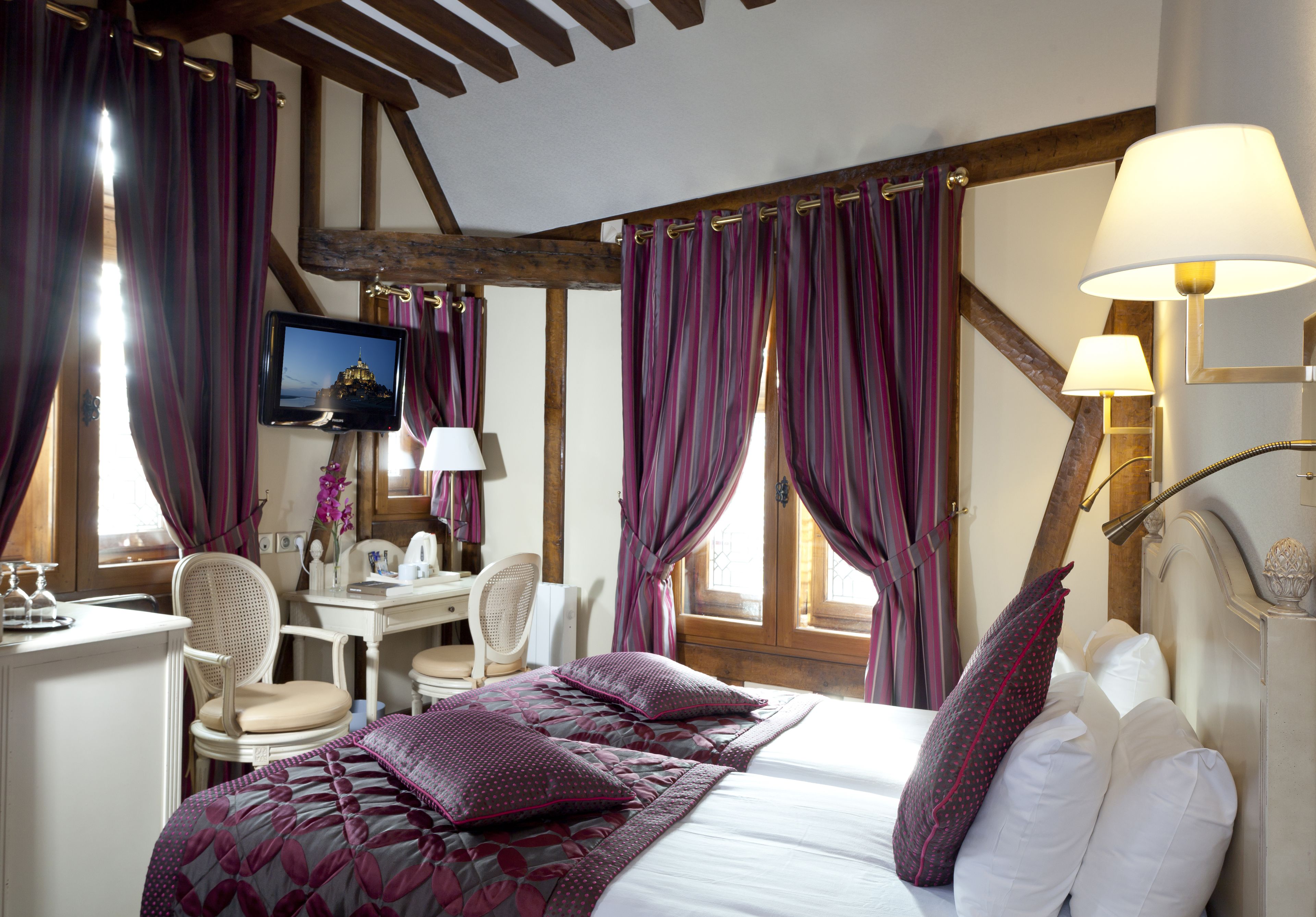 standard room | premium bedding, minibar, in-room safe, desk