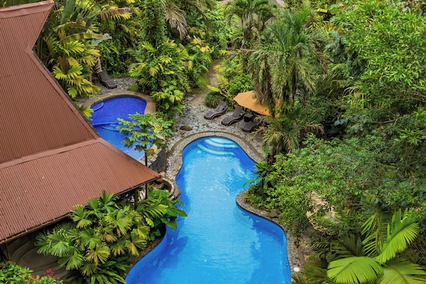 2 piscinas externas, piscina aquecida, espreguiçadeiras