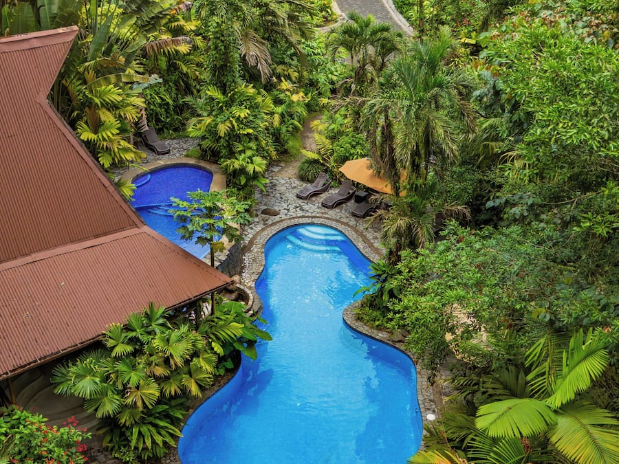 2 buitenzwembaden, een verwarmd zwembad en ligstoelen