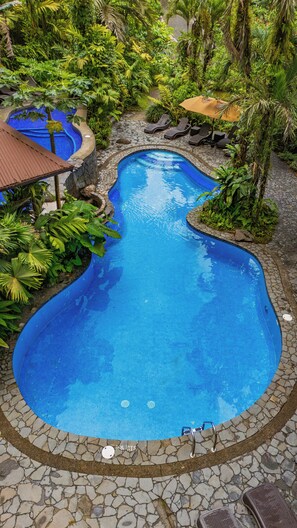 2 つの屋外プール、温水プール、サンラウンジャー