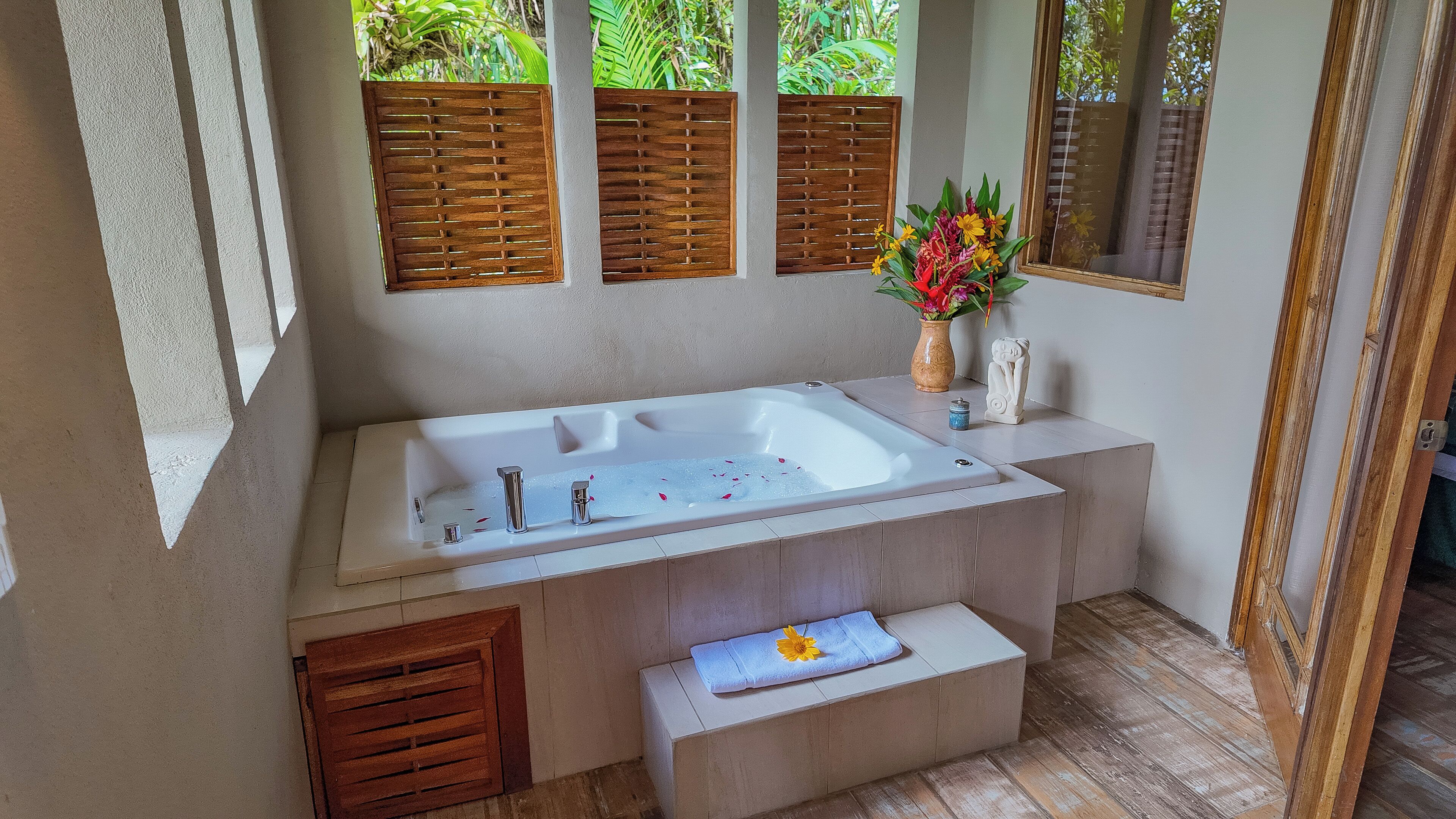 deluxe room | jetted bathtub