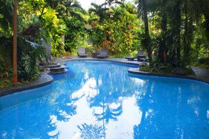 2 個室外泳池、暖水池;躺椅