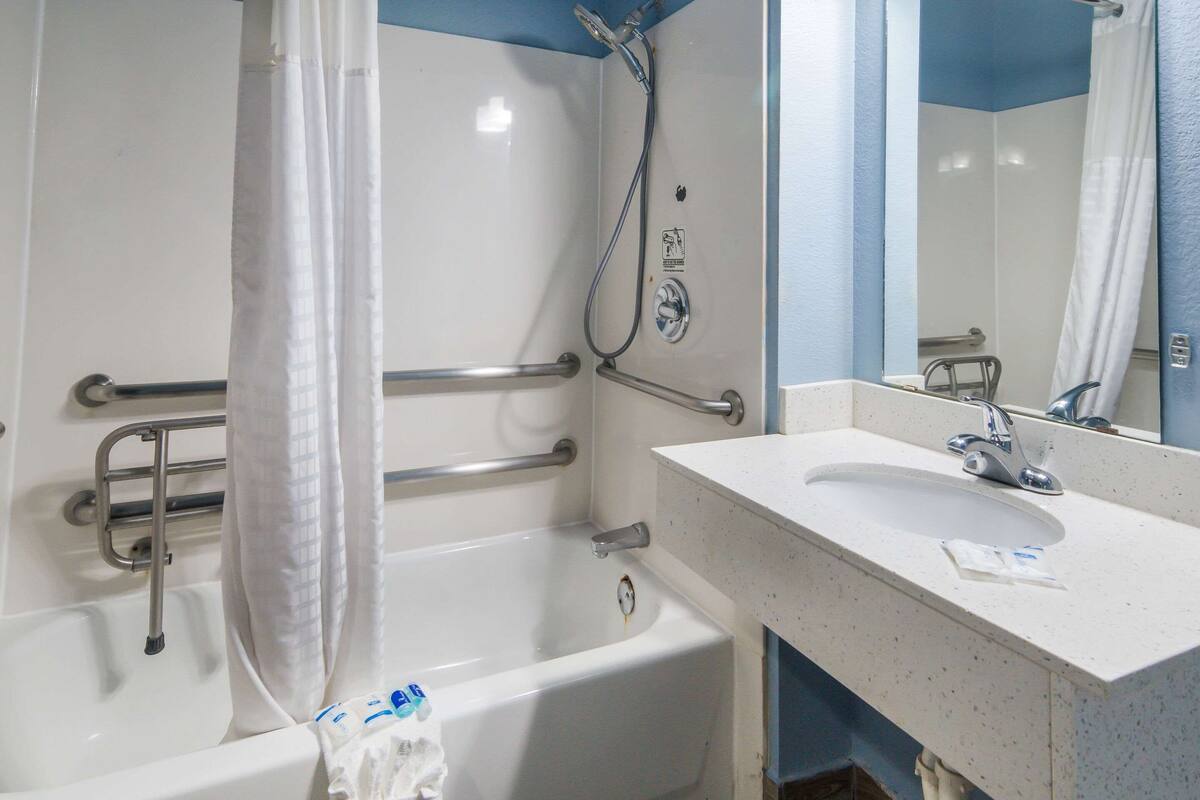 Un baño con bañera, ducha y lavamanos.