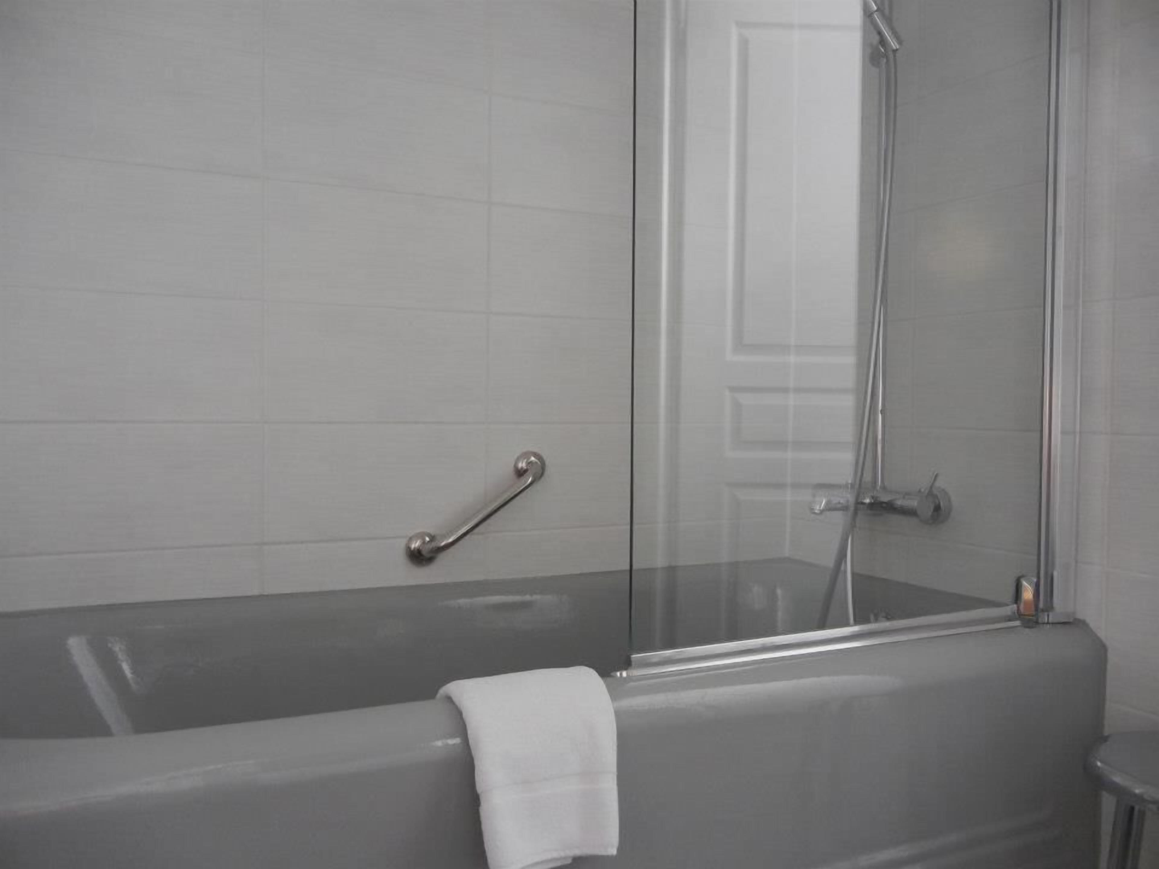 deep-soaking bathtub