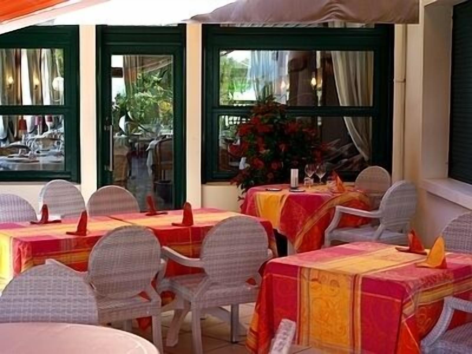 breakfast, lunch and dinner served