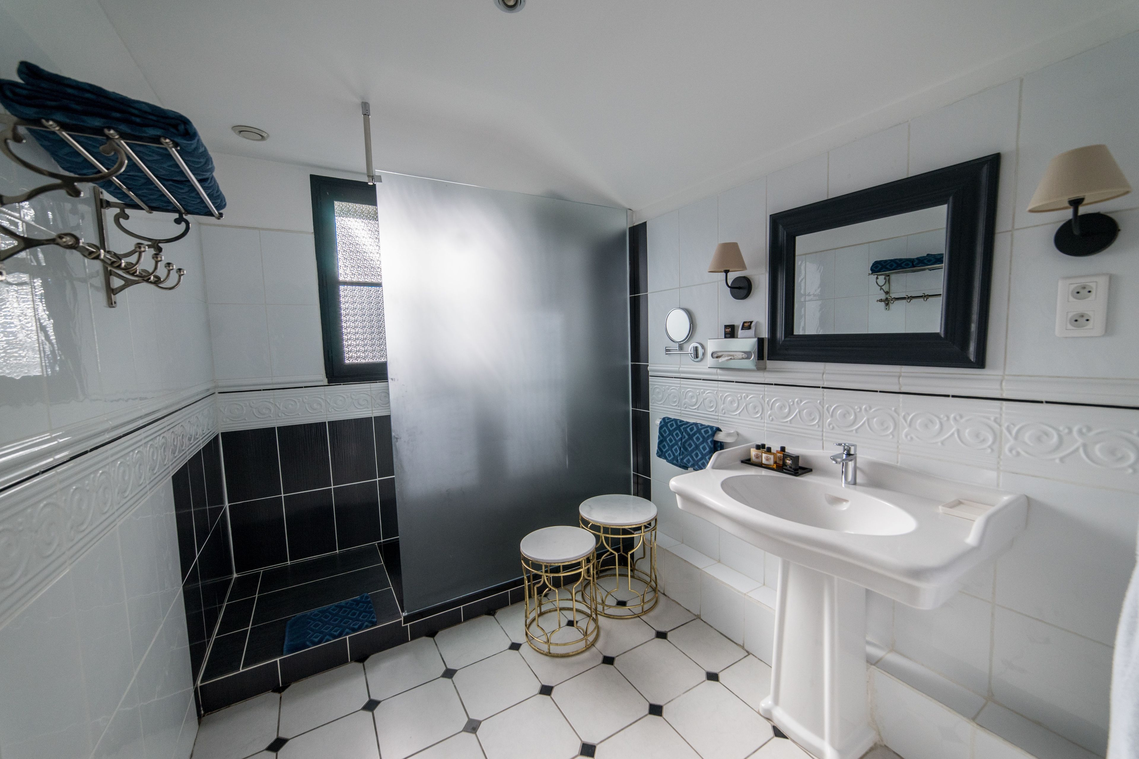 junior suite, 1 king bed, pool view | bathroom | hair dryer, towels, soap, shampoo