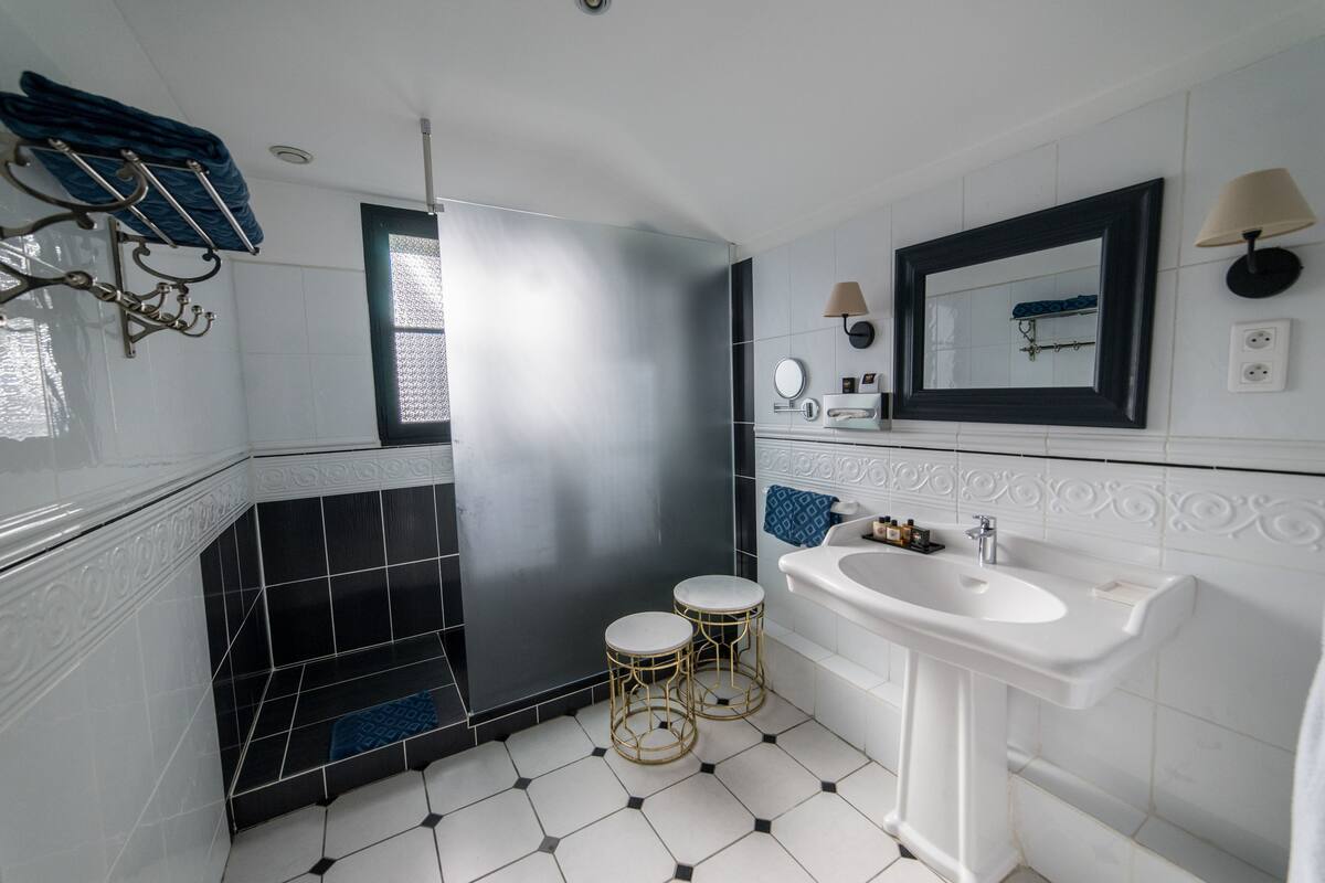 junior suite, 1 king bed, pool view | bathroom | hair dryer, towels, soap, shampoo