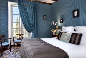 Premium bedding, individually decorated, individually furnished, desk - Hôtel Saint Martin - La Maison Younan (Saint-Maixent-l'Ecole)