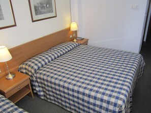Chambre double | Coffre-fort, bureau, literie fournie