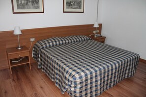 Coffres-forts dans les chambres, bureau, draps fournis