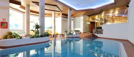 Indoor pool, sun loungers