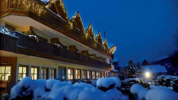 Fachada da propriedade à noite