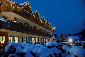 Een hotel met een meerlaags gebouw, balkons en een besneeerd landschap.
