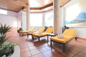 Indoor pool, sun loungers - Park Hotel Bellacosta (Cavalese)