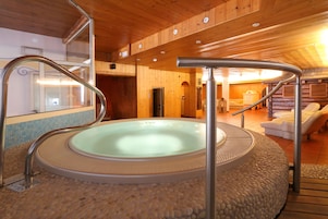 Un sauna, una bañera de hidromasaje, baño turco, baño turco/hammam