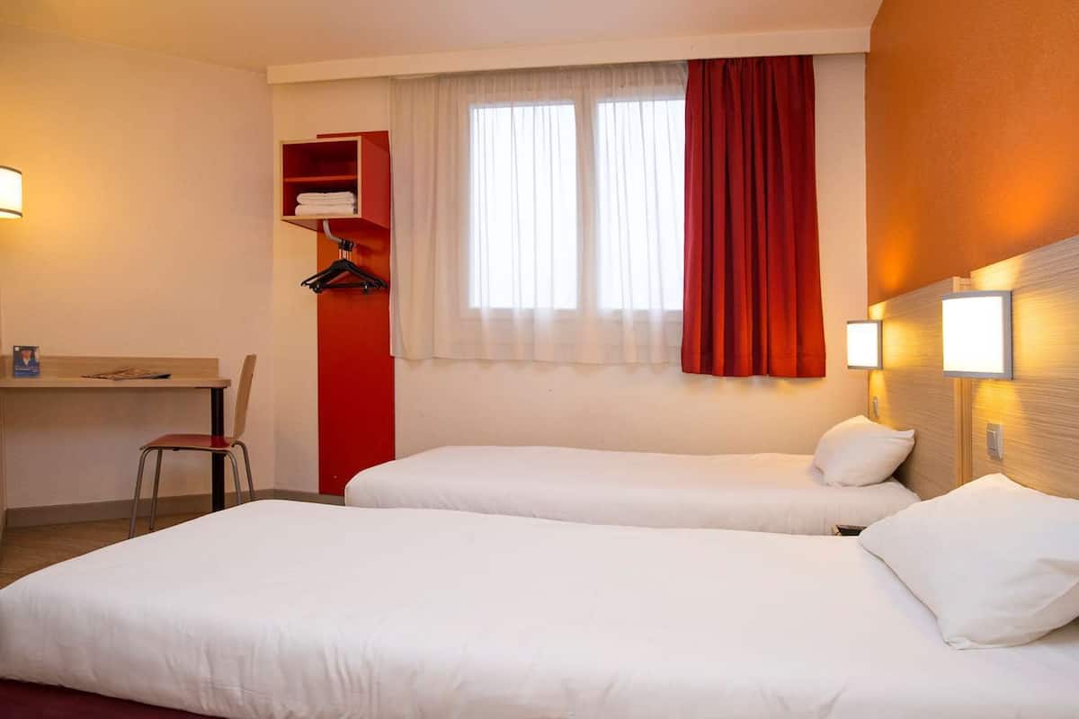 Triple Room | Desk, WiFi (free), bed sheets