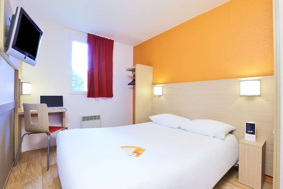 Desk, WiFi (free), bed sheets