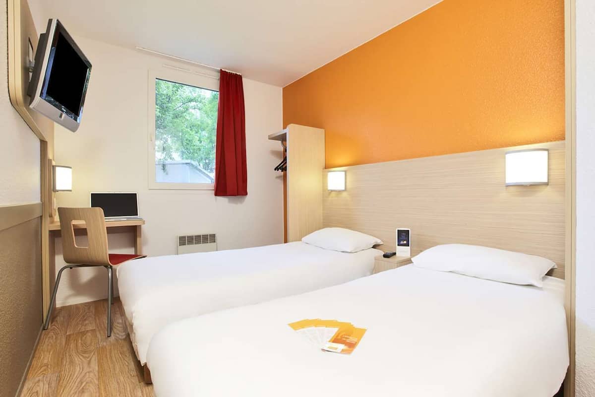 Desk, WiFi (free), bed sheets