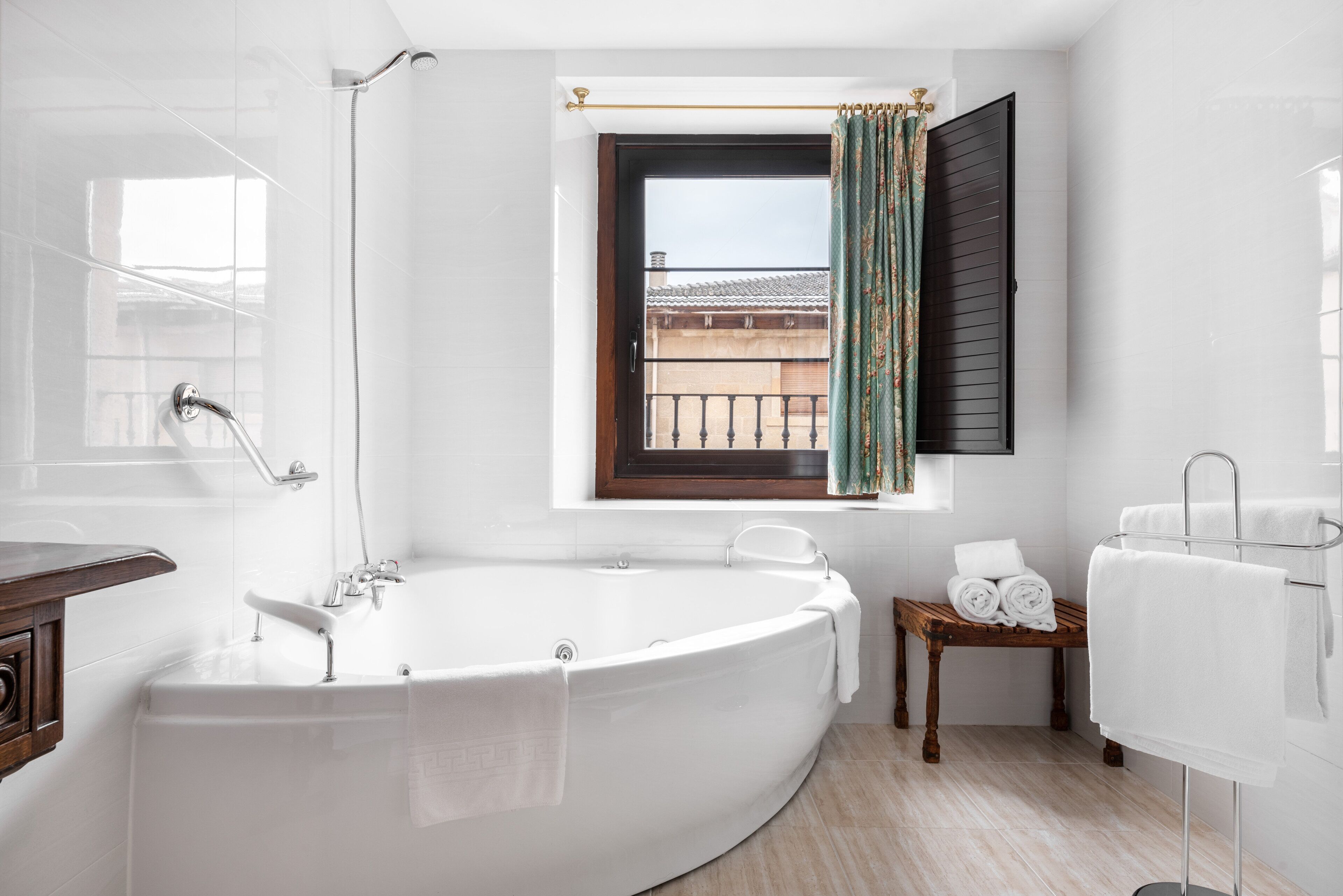 combined shower/bathtub, eco-friendly toiletries, hair dryer, bidet