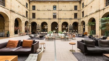 Coin salon dans le hall