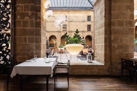 Se sirven desayunos, almuerzos y cenas; cocina internacional. Eurostars Los Agustinos