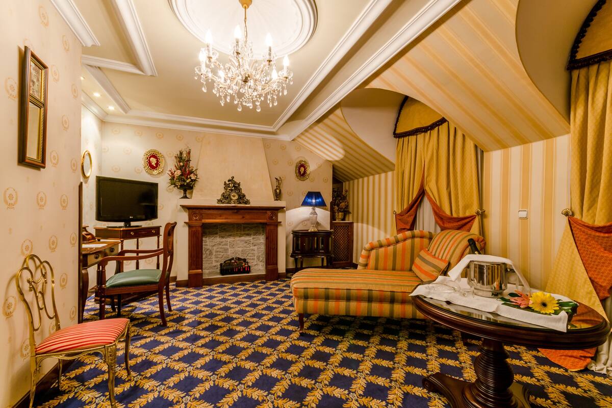 스위트 | 거실 | 디지털 채널 시청이 가능한 32인치 평면 TV, TV