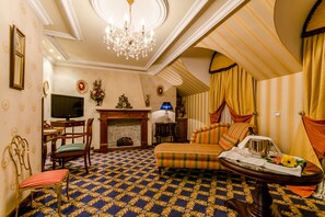 Suite | Living room | 32-inch flat-screen TV with digital channels, TV - Hotel Infanta Cristina (Jaén)