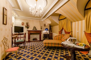 套房 | 客厅 | 32-英寸纯平电视 （配备数码频道）、电视