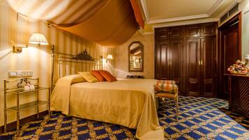 Minibar, coffres-forts dans les chambres, bureau