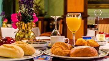 Se ofrece un desayuno bufé todos los días (16 EUR por persona)