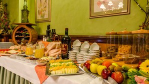 A buffet table with various food items and beverages. - Hotel Infanta Cristina (Jaén)