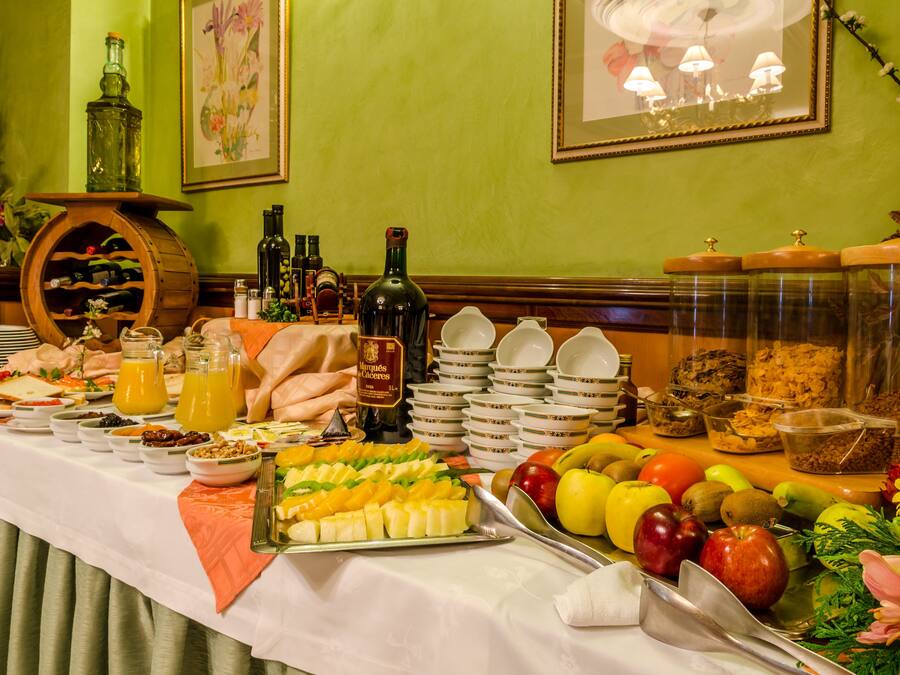 Une table de buffet proposant une variété de plats et de boissons.