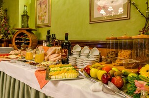Desayuno buffet diario (EUR 16 por persona)