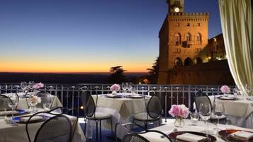 Se sirven almuerzos y cocina local, restaurante con mesas al aire libre 