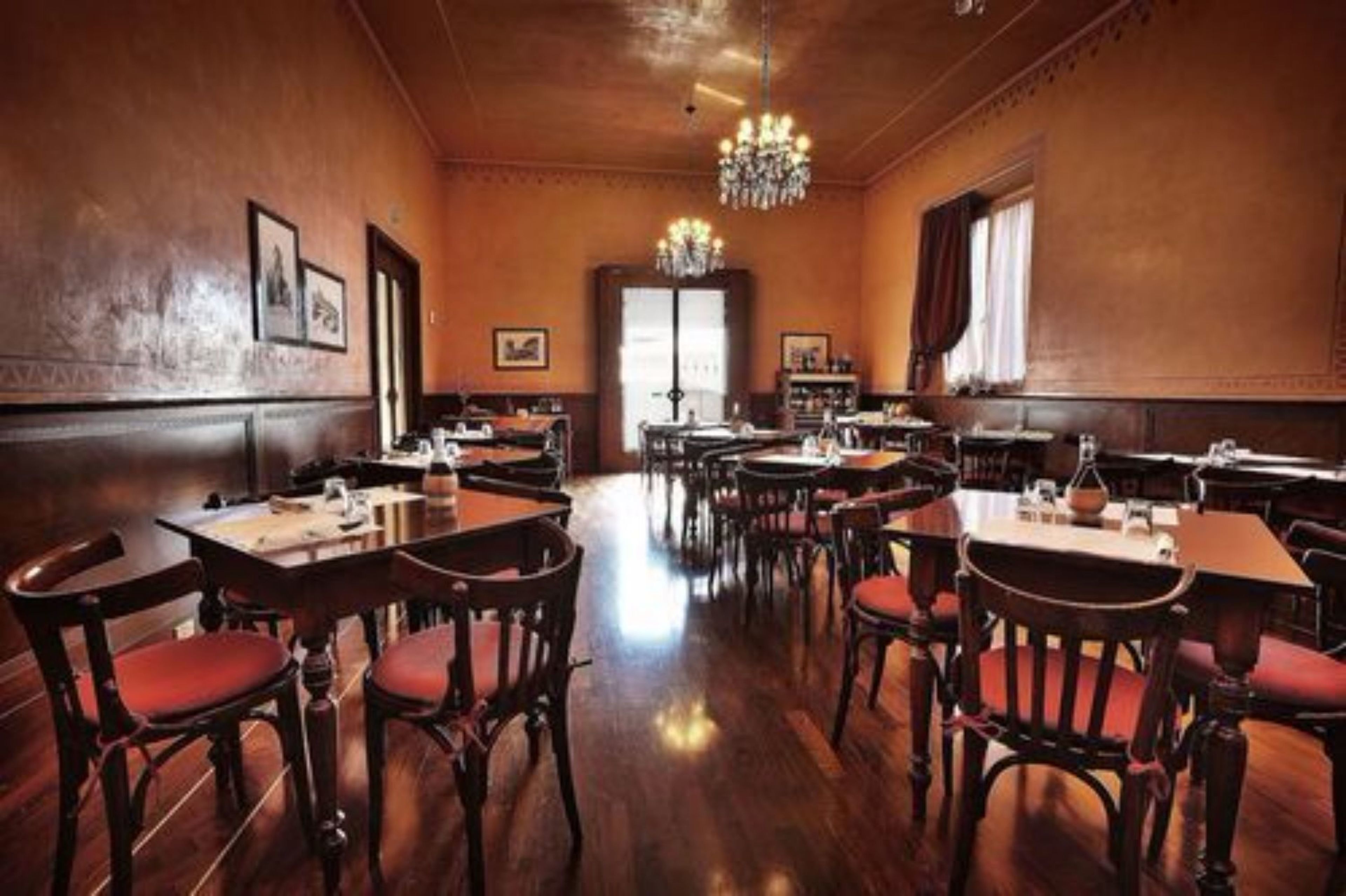 lunch, dinner served; local cuisine, al fresco dining