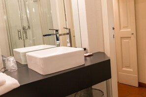Đồ dùng nhà tắm miễn phí, máy sấy tóc, chậu vệ sinh/vòi rửa 