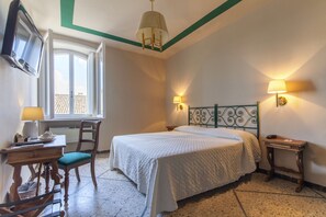 Een minibar, individueel gedecoreerd, een bureau