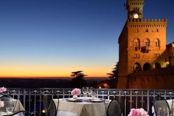 Aperto a pranzo e cena, cucina locale, con tavoli all'aperto