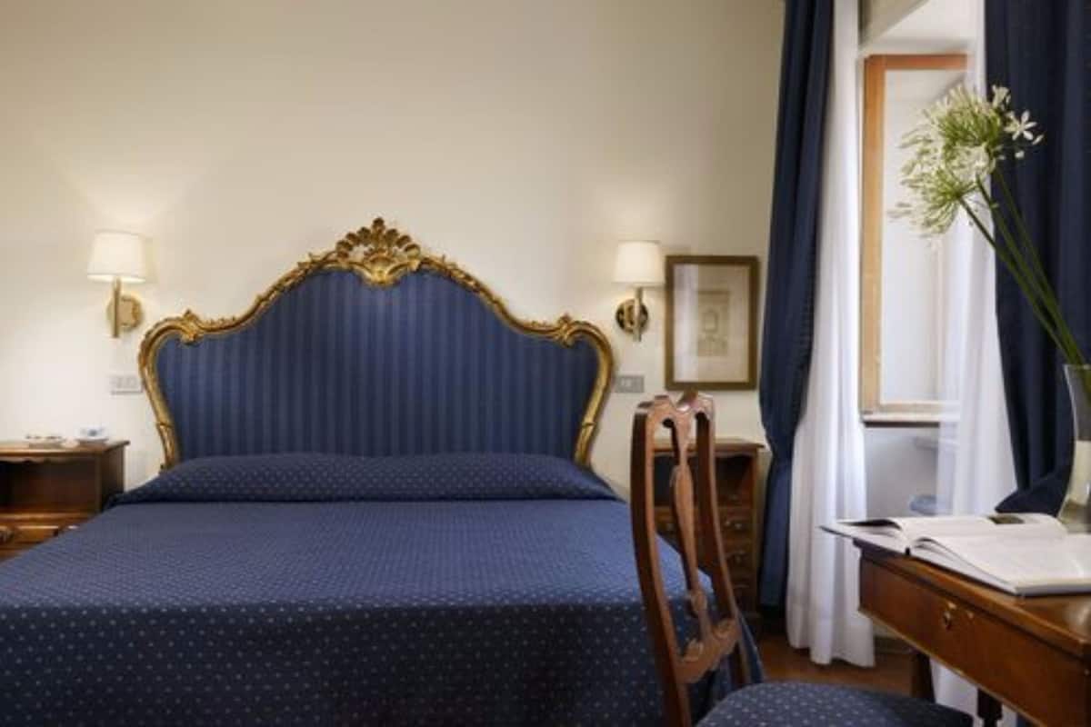 Minibar, skrivebord, blendingsgardiner og wi-fi (inkludert)