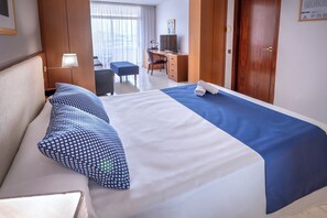 Safe på rommet, skrivebord, wi-fi (inkludert) og sengetøy