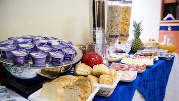 Desayuno continental (EUR 9 por persona)