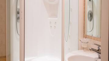 Suite junior | Regadera en el baño