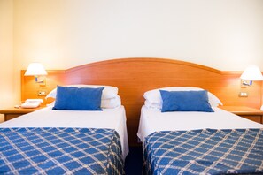 Sengetøy i egyptisk bomull, minibar, safe på rommet og skrivebord