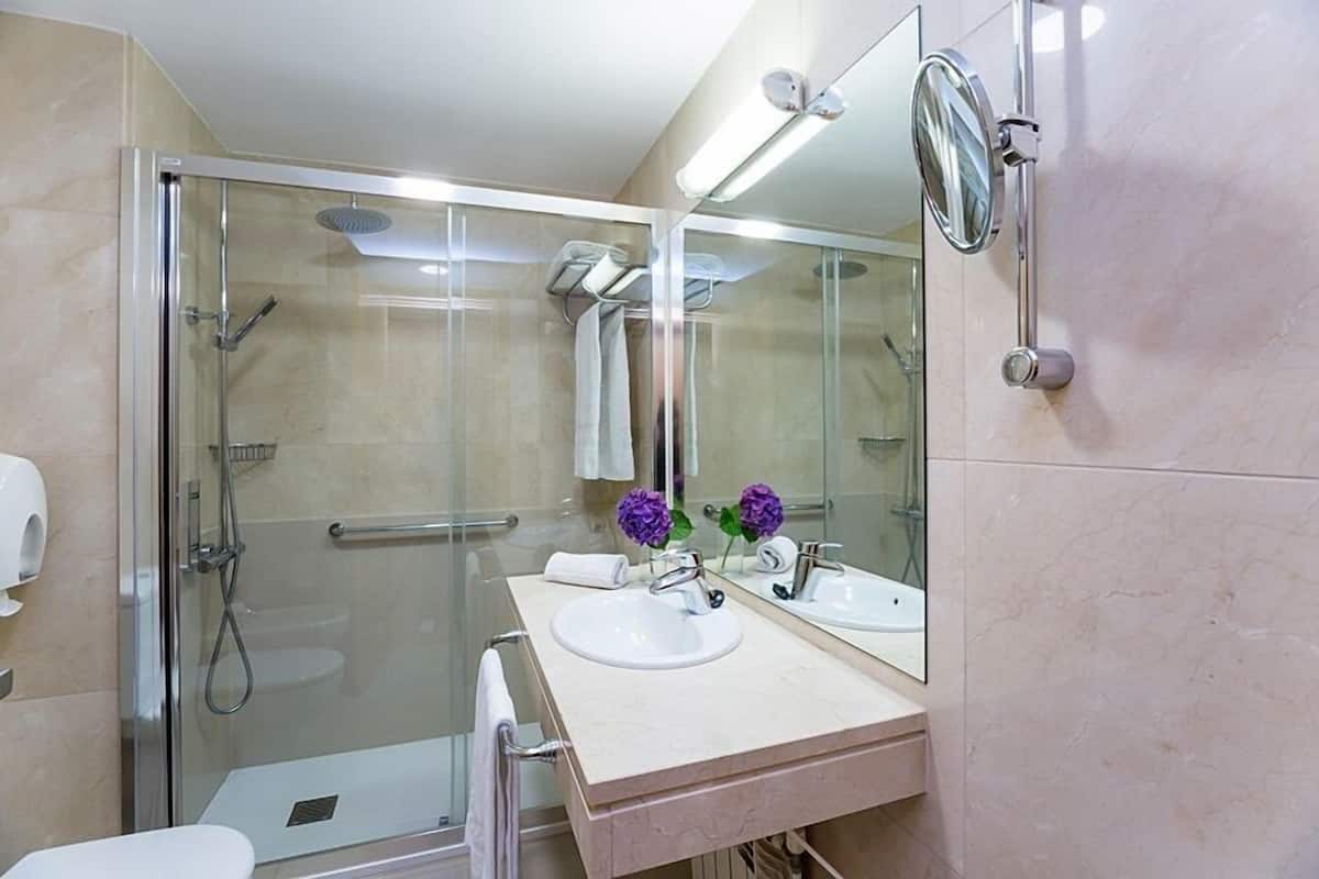 1 bedroom, in-room safe, laptop workspace, blackout curtains